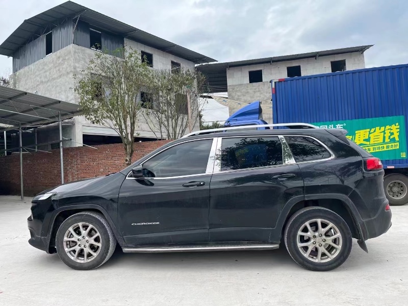 重慶17年Jeep自由光4