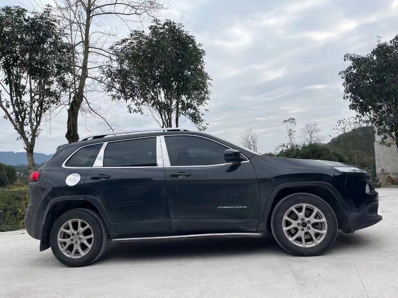 重慶17年Jeep自由光5