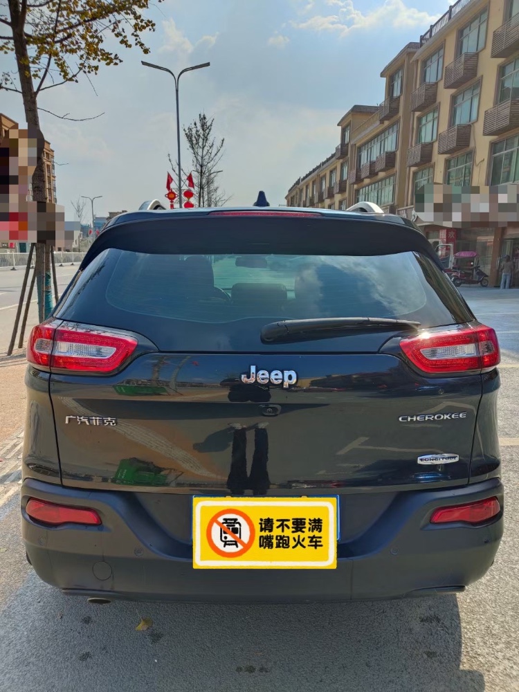 上饒17年Jeep自由光2