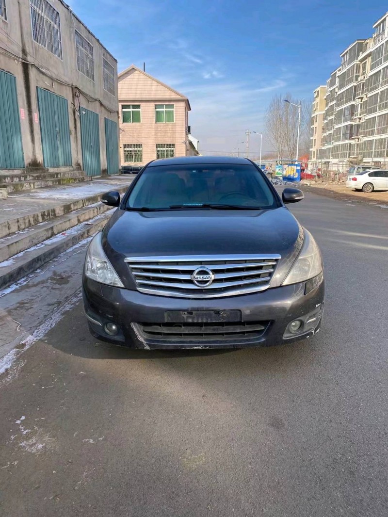 青島13年日產天籟1