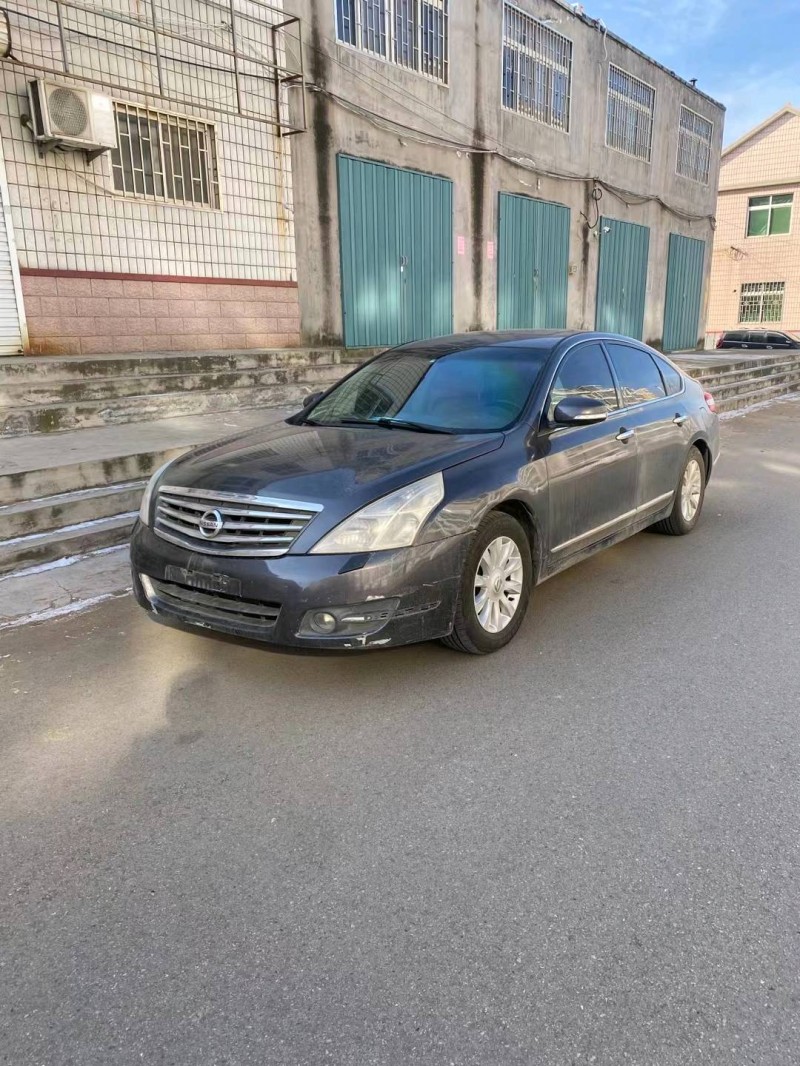 青島13年日產天籟2