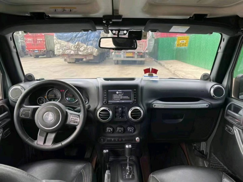麗江14年Jeep牧馬人6