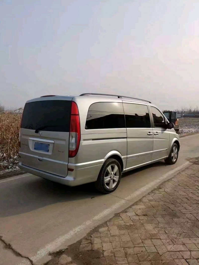 北京11年奔驰唯雅诺4