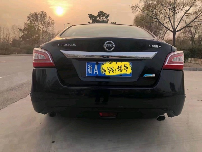 青島13年日產天籟1
