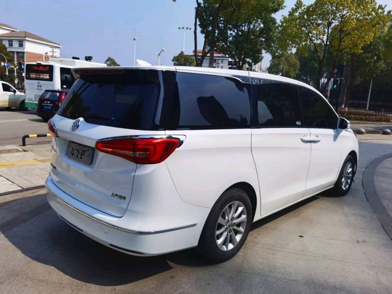 武汉17年别克GL84