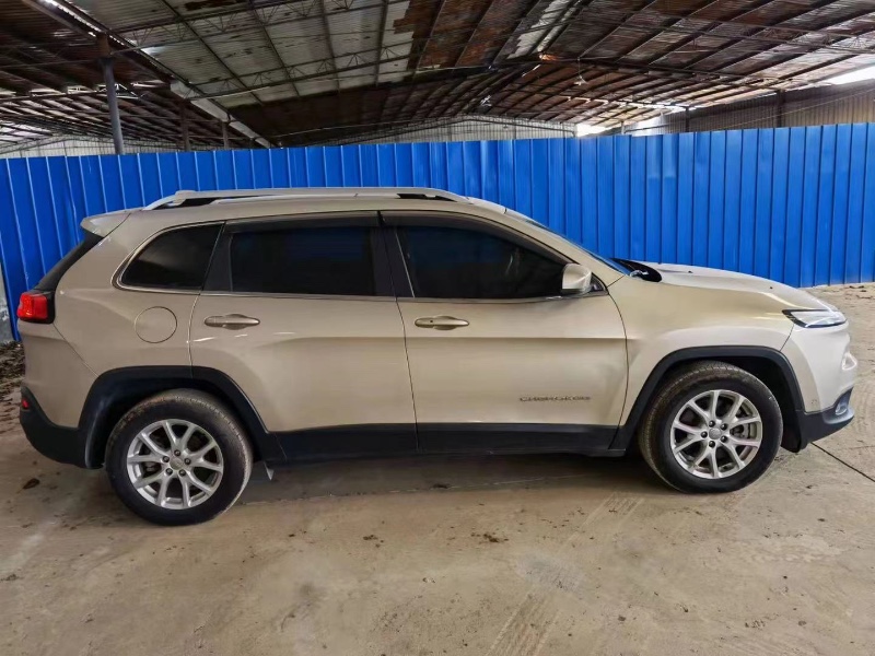 綿陽16年Jeep自由光3