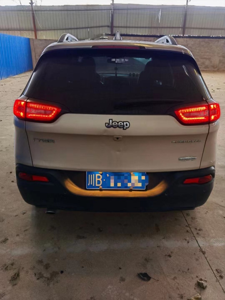 綿陽16年Jeep自由光7