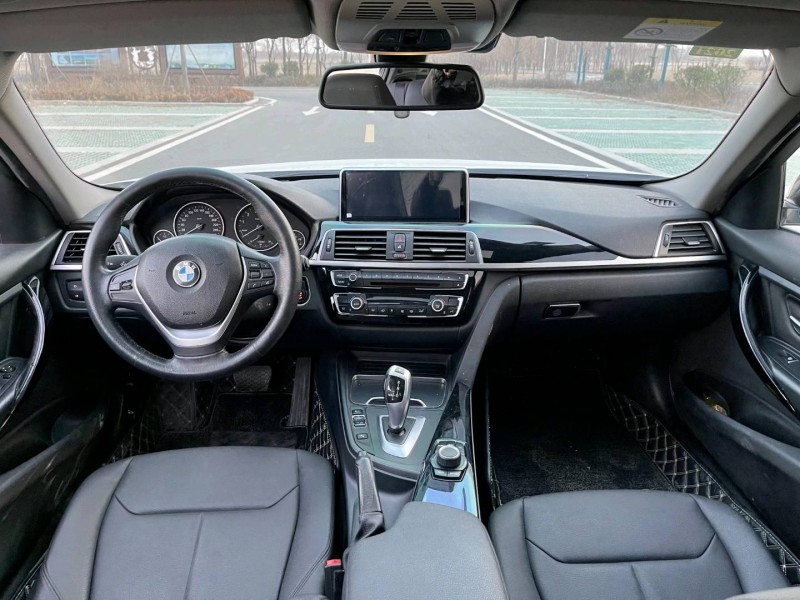 北京17年宝马3系8