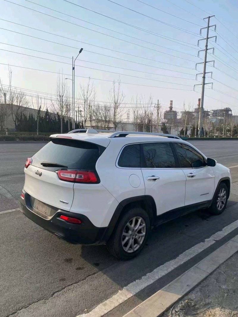 濟寧16年Jeep自由光8