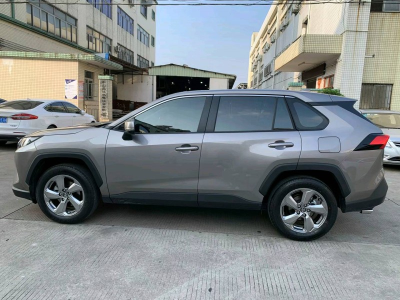 中山22年豐田RAV43