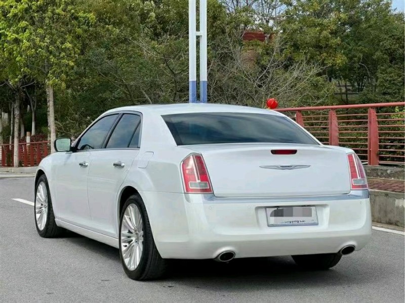 宜春16年克萊斯勒300C5