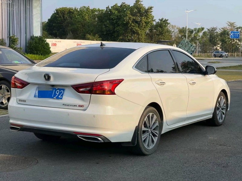 深圳20年長安汽車銳程CC7