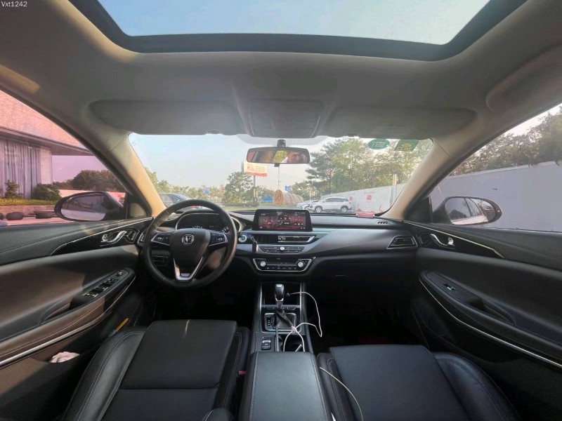 深圳20年長安汽車銳程CC6