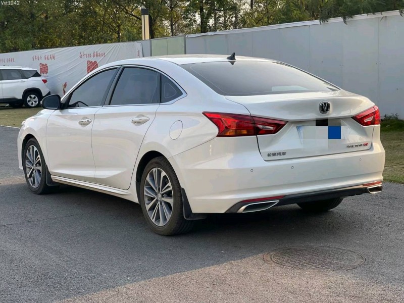 深圳20年長安汽車銳程CC8
