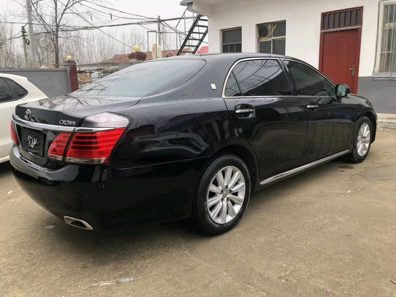 济宁13年丰田皇冠8