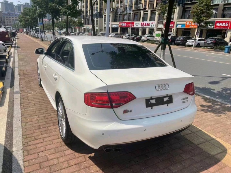 鄂爾多斯12年奧迪A4L6