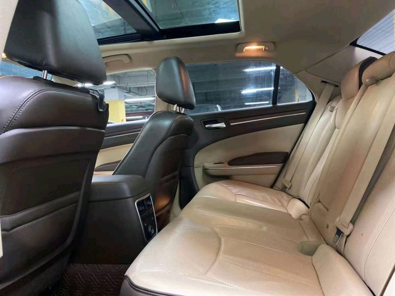 成都14年克萊斯勒300C3