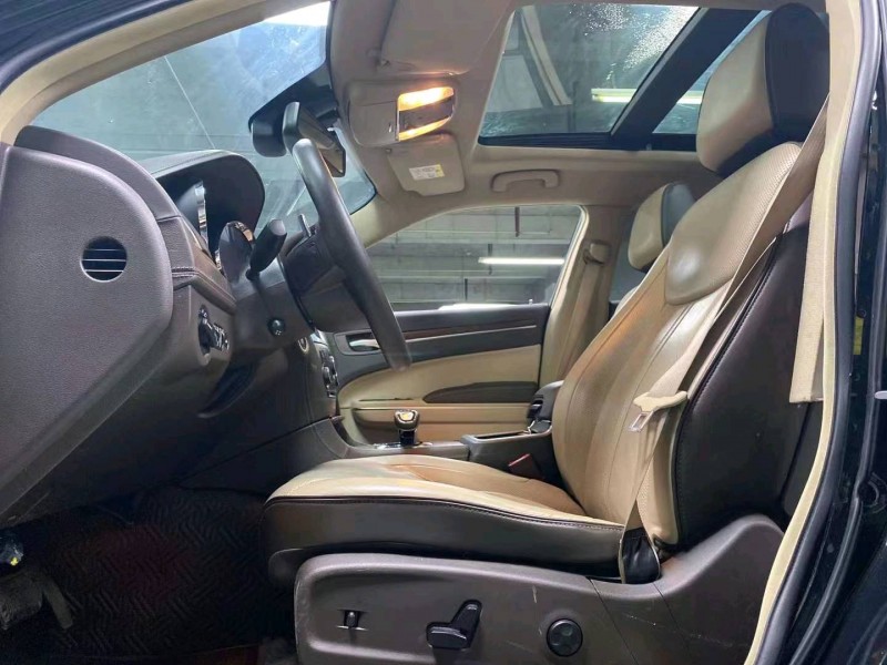 成都14年克萊斯勒300C5