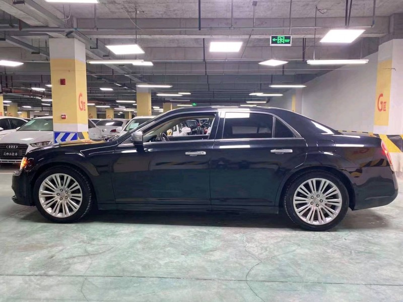 成都14年克萊斯勒300C7