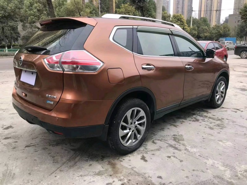 重慶14年日產奇駿8