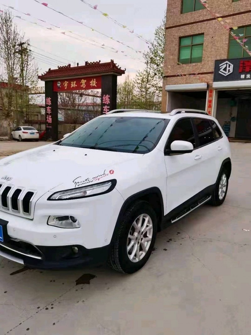 平涼17年Jeep自由光4