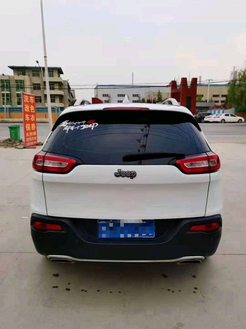 平涼17年Jeep自由光7