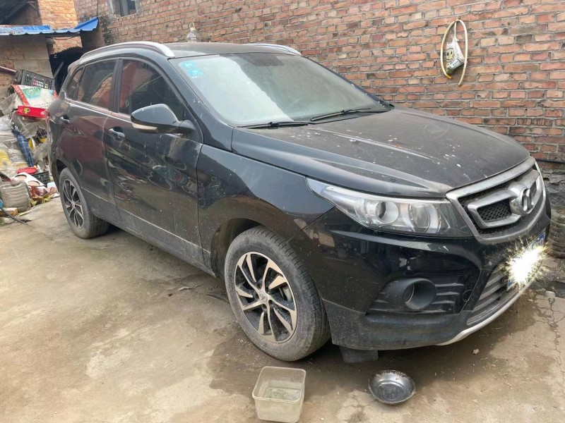 济宁17年北汽绅宝X552