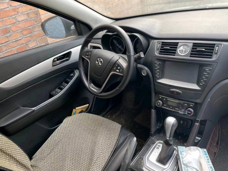 济宁17年北汽绅宝X554