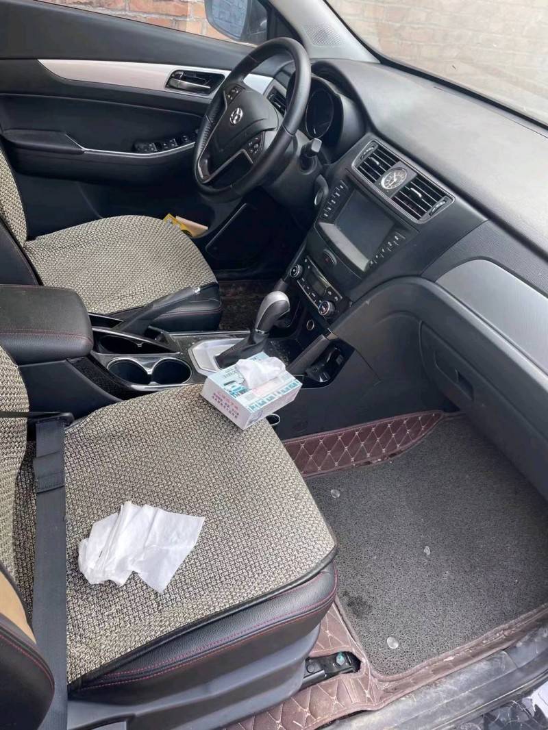 济宁17年北汽绅宝X556