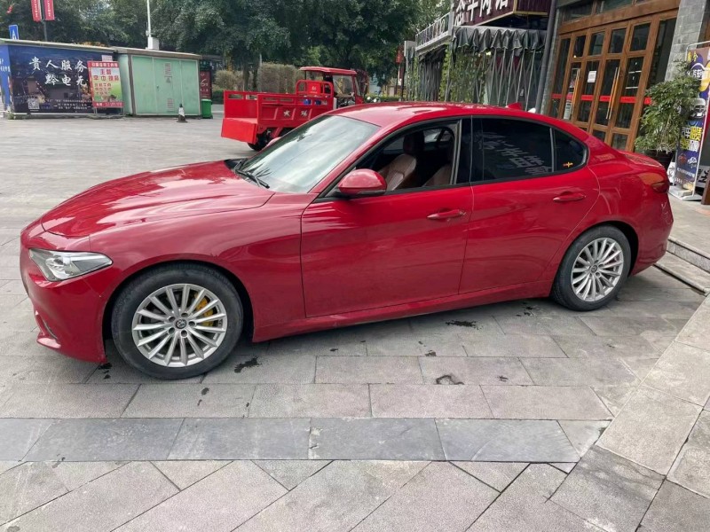 貴陽18年阿爾法·羅密歐Giulia6