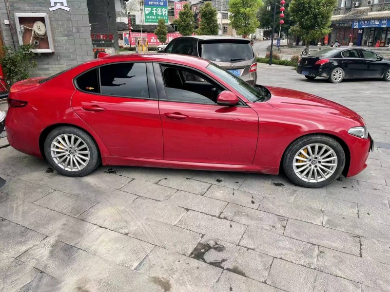 貴陽18年阿爾法·羅密歐Giulia7