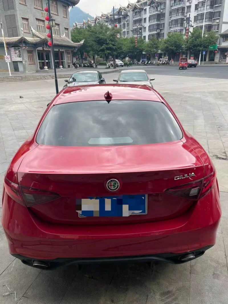 貴陽18年阿爾法·羅密歐Giulia8