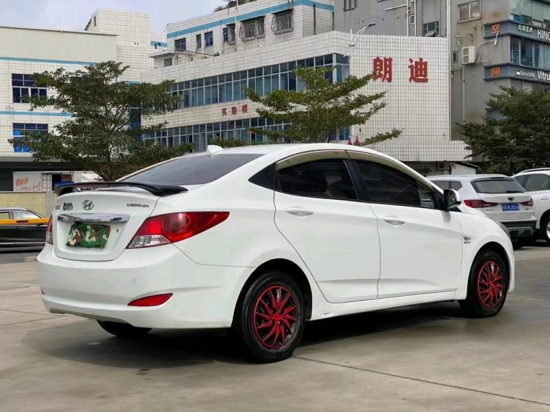 東莞13年現代瑞納8