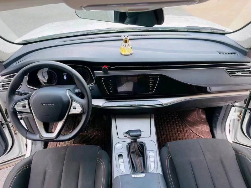 珠海20年長安汽車歐尚8