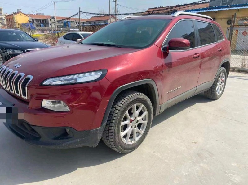 東營17年Jeep自由光2