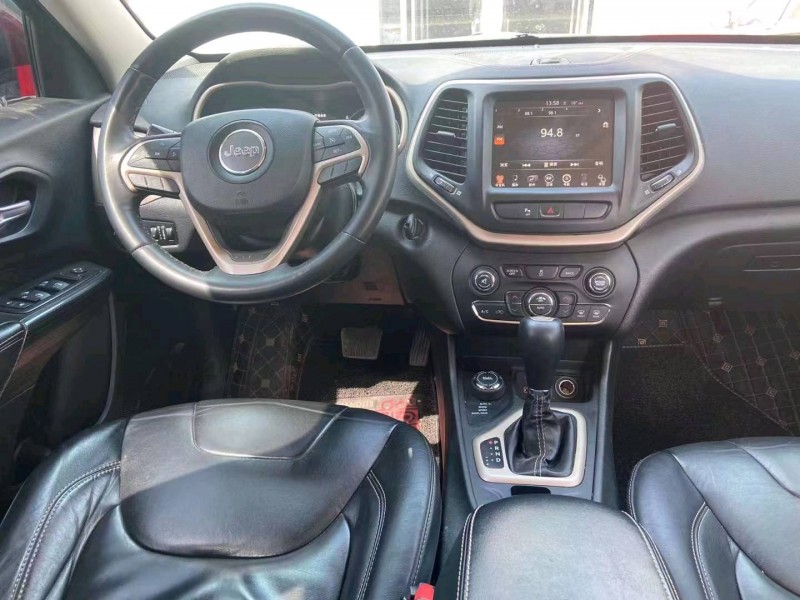 東營17年Jeep自由光6