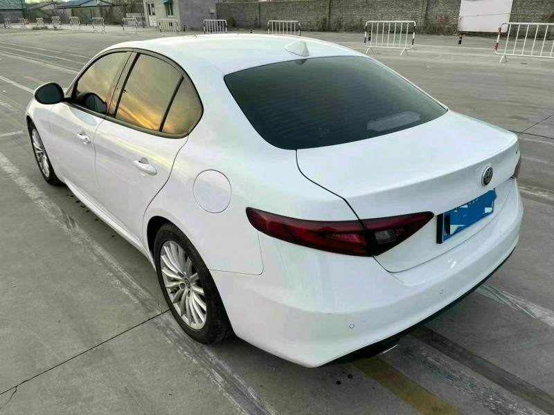 濟寧19年阿爾法·羅密歐Giulia7