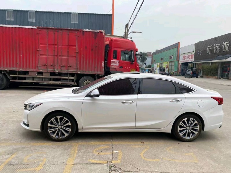 中山20年長安汽車睿馳CC3