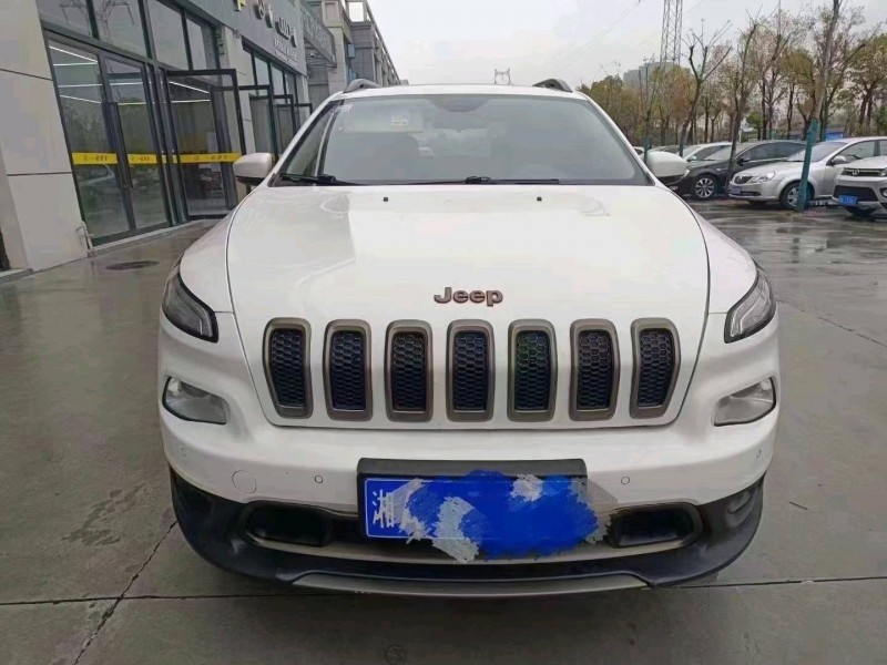 岳陽17年Jeep自由光1
