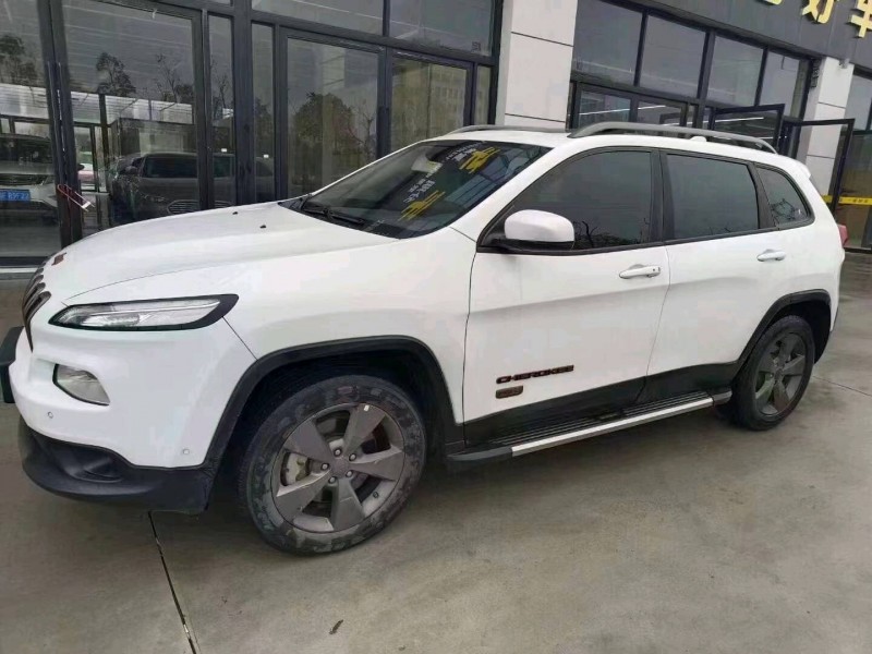 岳陽17年Jeep自由光3