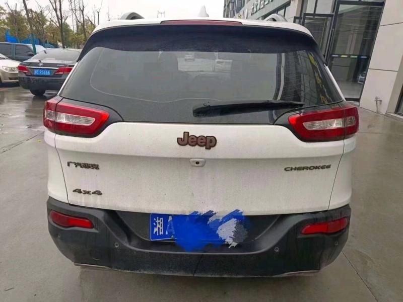 岳陽17年Jeep自由光4