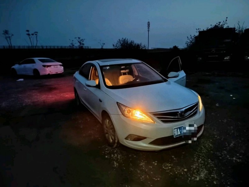 武漢14年長安汽車逸動2