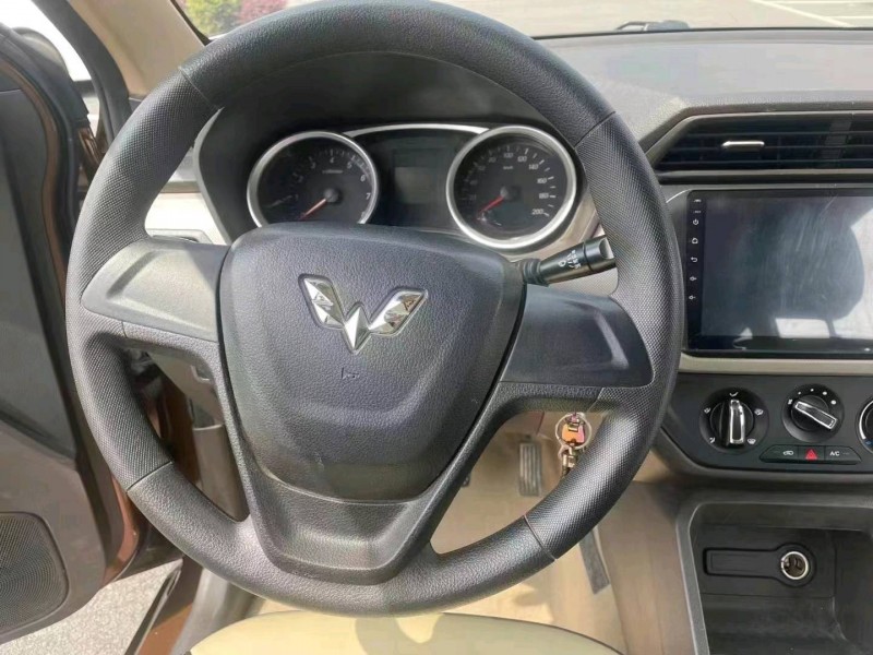 武漢19年五菱汽車宏光7