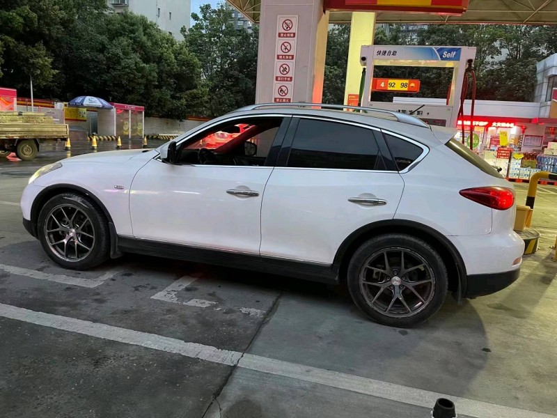 岳陽13年英菲尼迪QX504