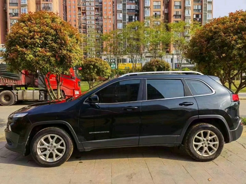 鄂州18年Jeep自由光6
