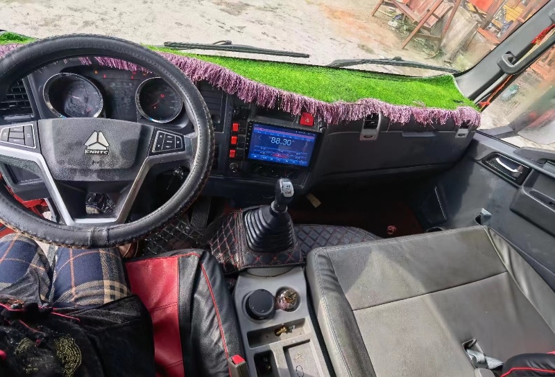 遵義20年卡車系列重汽豪沃7