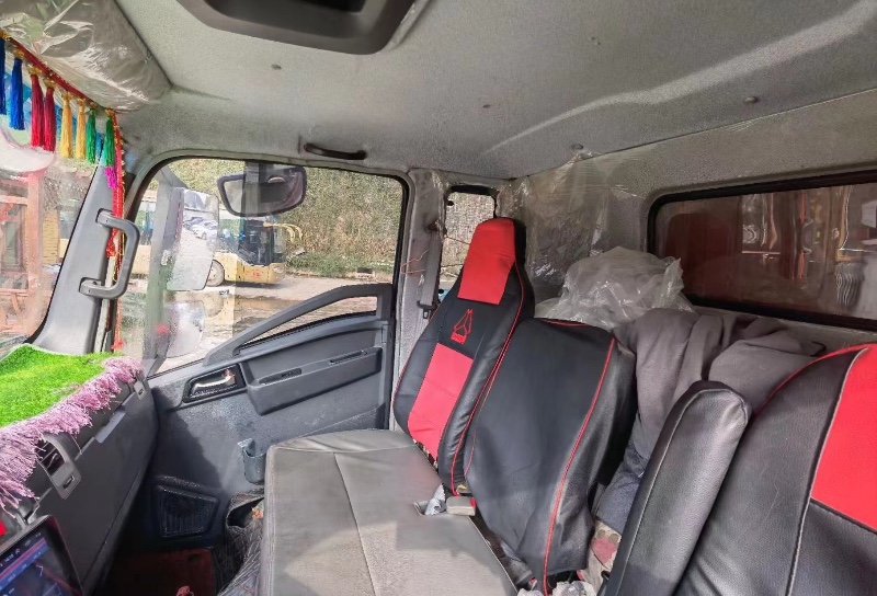 遵義20年卡車系列重汽豪沃6