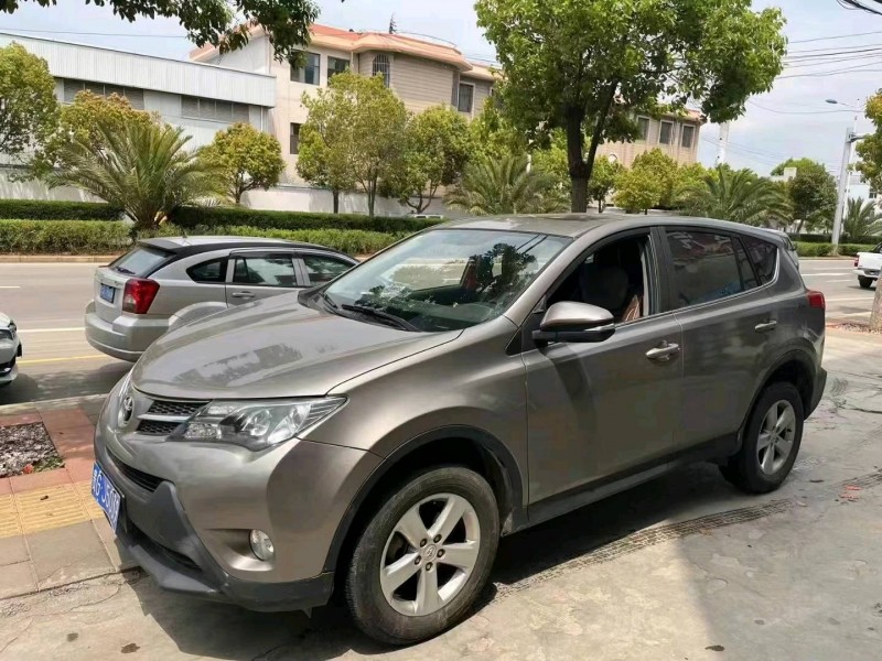 昭通15年豐田RAV4榮放2