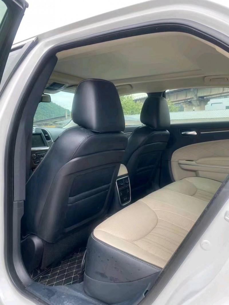 銅仁16年克萊斯勒300C7