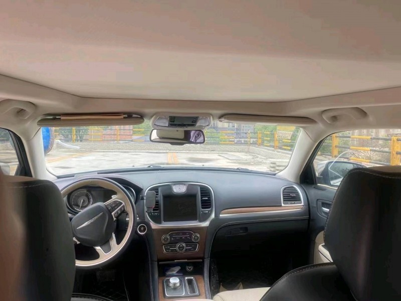 銅仁16年克萊斯勒300C8